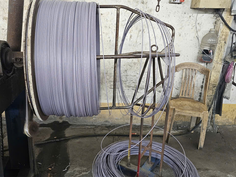 Sau đó sẽ qua đi qua dây chuyển bọc nhựa PVC