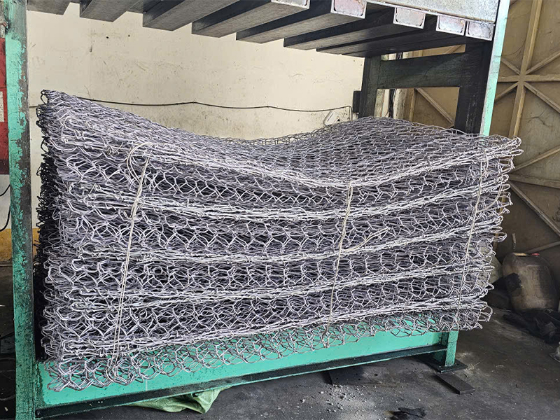 Sau khi gia công thành rọ đá thì tiến hành đưa lên máy Ép lại thành từng Kiện (để dể dàng vận chuyển đến công trình)