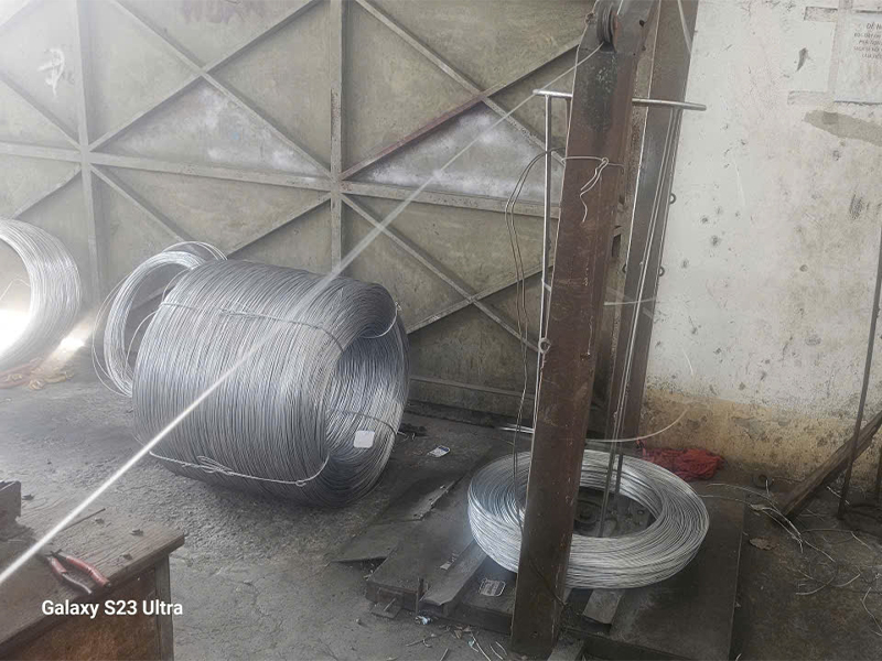 Sợi thép mạ kẽm sẽ được nhập từ nhà máy thép về xưởng sản xuất rọ đá, thảm đá